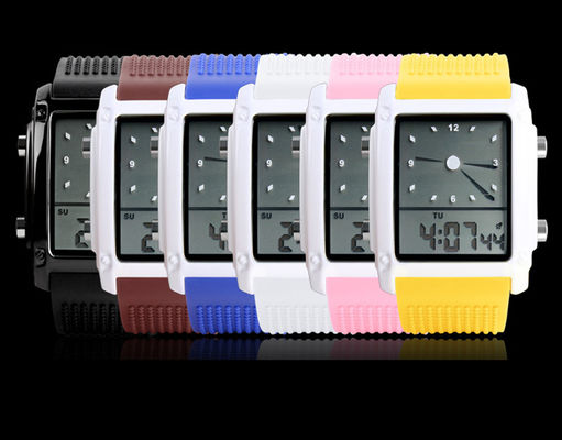 Reloj análogo del LCD de la prenda impermeable